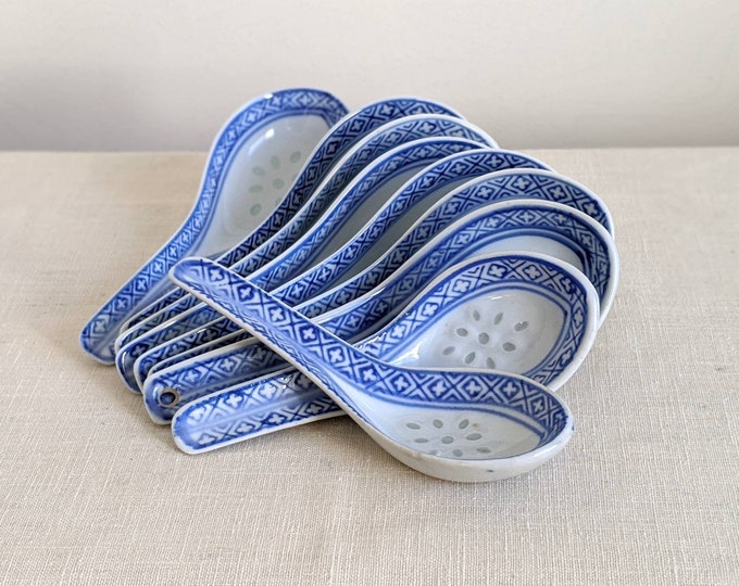 Vintage Chinese Spoons, Chinese Porcelain Soup Spoons in White and Blue, Vintage Asian Spoons