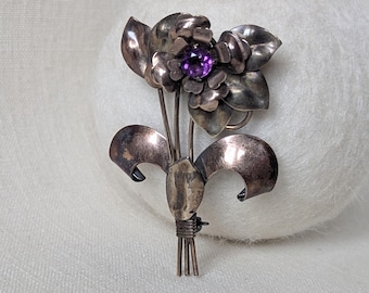 Broche florale vintage Harry Iskin plaquée or avec strass violet étincelant