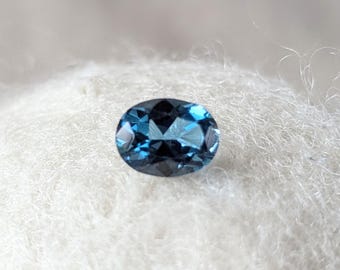 Vintage London Blue Topaz Gemstone: 2.08 Carat Oval Faceted Cabochon (9x7 mm)