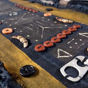 Estandarte tribal para colgar en la pared (objetos encontrados)