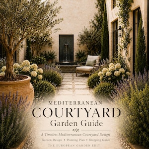 Puede incluir: Una guía de jardín de patio mediterráneo con camino de piedra, fuente central, olivo en maceta de terracota, hortensias blancas, lavanda y sillón beige. El texto dice: MEDITERRANEAN COURTYARD Garden Guide.