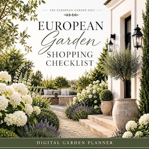 Può includere: Un pianificatore di giardino digitale intitolato THE EUROPEAN GARDEN EDIT, EUROPEAN Garden SHOPPING CHECKLIST e DIGITAL GARDEN PLANNER. L'immagine mostra l'esterno di un edificio bianco con lanterne nere, grandi vasi in pietra e cespugli di ortensie bianche.