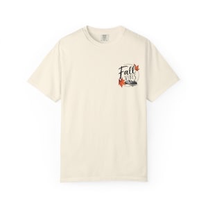 Camiseta "Em Busca do Pôr do Sol e Dias de Outono" | Cena de Cabana à Beira do Lago no Outono, Abóboras e Xadrez