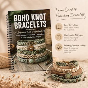 Puede incluir: Un libro de instrucciones con encuadernación en espiral titulado Boho Knot Bracelets: A Beginner's Guide to Handmade Style, que muestra imágenes de cinco pulseras de cordón anudado con detalles de madera y metal, junto a pasos y consejos.