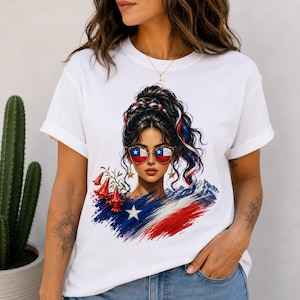Puede incluir: Una camiseta blanca de manga corta con el gráfico de una persona con cabello oscuro en una coleta alta, usando gafas de sol con el patrón de la bandera chilena, flores rojas en forma de campana y trazos de pincel con los colores patrios.