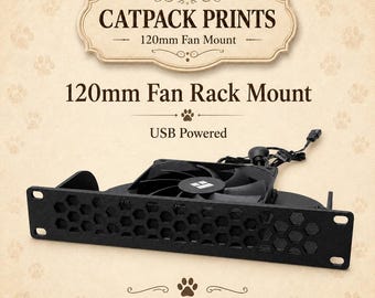 Puede incluir: Un soporte de ventilador negro de 120 mm para rack con rejilla frontal hexagonal y ventilador alimentado por USB. El texto CATPACK PRINTS, 120mm Fan Mount, 120mm Fan Rack Mount, USB Powered y 3D printed in PETG aparece sobre el fondo beige.