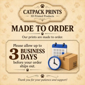 Puede incluir: Un gr&aacute;fico informativo beige con patrones de huellas que incluye el texto CATPACK PRINTS 3D Printed Products, MADE TO ORDER, y Please allow up to 3 BUSINESS DAYS before your order ships out. Incluye un calendario azul, reloj y caja.