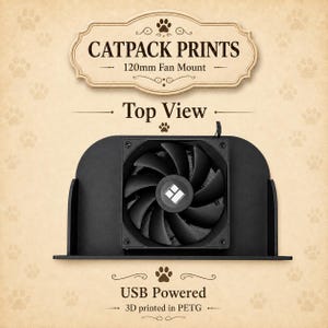 Puede incluir: Un soporte de ventilador negro de 120 mm con un ventilador central, etiquetado como CATPACK PRINTS y Top View. La unidad funciona por USB y est&aacute; impresa en 3D en PETG. El dise&ntilde;o cuenta con una base plana y una placa de montaje vertical para el ventilador.