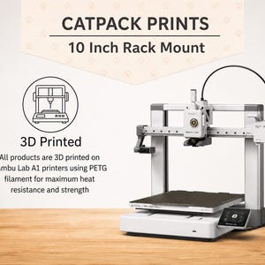 Puede incluir: Una impresora 3D Bambu Lab A1 blanca y gris con una base de impresi&oacute;n negra. El texto dice: CATPACK PRINTS, 10 Inch Rack Mount, 3D Printed. Todos los productos est&aacute;n impresos en 3D en impresoras Bambu Lab A1 usando filamento PETG resistente.