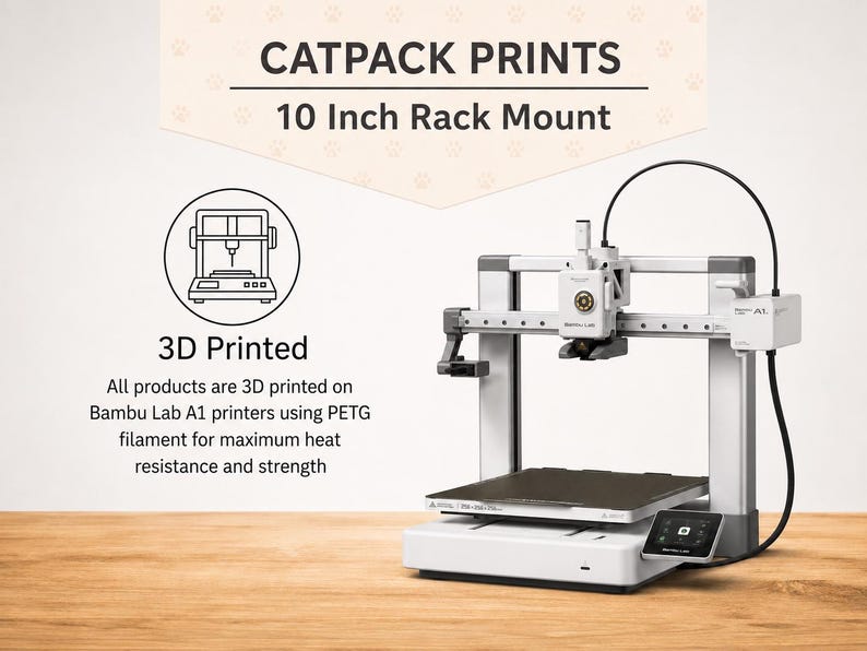 Puede incluir: Una impresora 3D Bambu Lab A1 blanca y gris con una base de impresi&oacute;n negra. El texto dice: CATPACK PRINTS, 10 Inch Rack Mount, 3D Printed. Todos los productos est&aacute;n impresos en 3D en impresoras Bambu Lab A1 usando filamento PETG resistente.