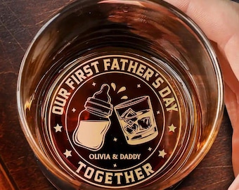 Vår första fars dag tillsammans - Personligt graverat whiskyglas, present till förstagångspappa, whiskyglas till etablerad pappa, fars dag-present