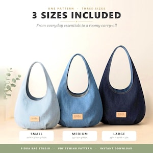 Peut inclure: Trois sacs hobo en jean bleu clair, moyen et foncé, chacun avec une étiquette en cuir beige marquée SIDRA. Le texte indique : 3 TAILLES INCLUSES, PETIT 26 x 19,4 x 7,3 cm, MOYEN 33 x 22,9 x 8,6 cm, GRAND 38,7 x 27 x 10,2 cm.