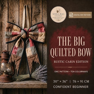 Può includere: Un fiocco in tessuto trapuntato con un design patchwork nei toni del marrone, beige e rosso con strisce nere. Il testo recita: Sidra Bag Studio, The Big Quilted Bow, Rustic Cabin Edition, One Pattern, Ten Colorways, 76 x 91 cm.