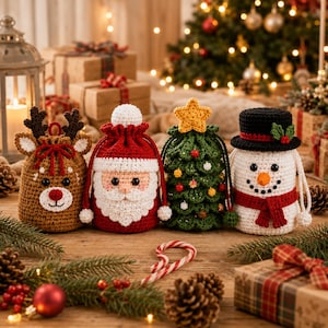 Könnte beinhalten: Vier gehäkelte Beutel mit Kordelzug, die weihnachtliche Figuren darstellen: ein braunes Rentier, ein rot-weißer Weihnachtsmann, ein grüner Weihnachtsbaum mit gelbem Stern und ein weißer Schneemann mit schwarzem Hut und rotem Schal.