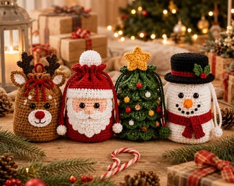 Könnte beinhalten: Vier gehäkelte Beutel mit Kordelzug, die weihnachtliche Figuren darstellen: ein braunes Rentier, ein rot-weißer Weihnachtsmann, ein grüner Weihnachtsbaum mit gelbem Stern und ein weißer Schneemann mit schwarzem Hut und rotem Schal.