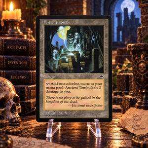Peut inclure: Une carte à collectionner Magic: The Gathering intitulée Ancient Tomb, illustrant des ruines en pierre sombres et des crânes flottants. Le texte de la carte indique la capacité d'ajouter deux manas incolores et inflige deux dégâts au joueur.