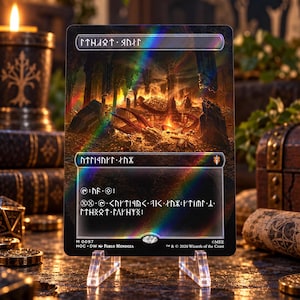 Puede incluir: Una carta coleccionable rectangular con acabado holográfico que presenta una ilustración de fantasía oscura de una caverna llena de oro y fuego. La carta muestra texto rúnico en la parte superior e inferior, con un cuadro de texto negro central.
