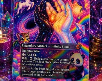 Może przedstawiać: Prostokątna karta kolekcjonerska zatytułowana The Soul Stone z żywym kosmicznym tłem, jednorożcem, delfinem i pandą. W centrum dwie dłonie trzymają świecący pomarańczowy klejnot. Tekst zawiera napisy Legendary Artifact oraz Infinity Stone.