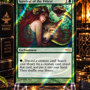 Pode incluir: Uma carta colecionável holográfica Magic: The Gathering intitulada Survival of the Fittest. A carta apresenta uma ilustração de uma pessoa com longos cabelos ruivos abraçando um lobo, com uma cobra acima. Bordas verdes e texto de jogo.