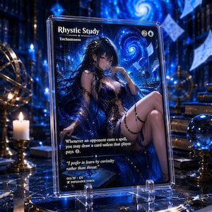 Puede incluir: Un protector de cartas de plástico transparente que contiene una carta de juego titulada Rhystic Study. La carta presenta la ilustración de una persona con cabello largo y oscuro en un atuendo azul sobre un fondo de galaxia, con texto.