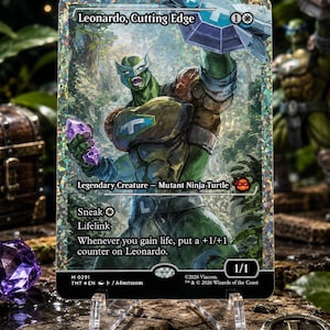 Puede incluir: Una carta coleccionable holográfica titulada Leonardo, Cutting Edge, que muestra una tortuga ninja mutante verde con armadura sosteniendo un cristal morado. El texto incluye Sneak, Lifelink y una habilidad de contador +1/+1, con fuerza y resistencia 1/1.