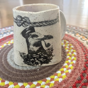 Handgefertigter quadratischer Keramikbecher mit Möwenmotiv und Sprenkeln