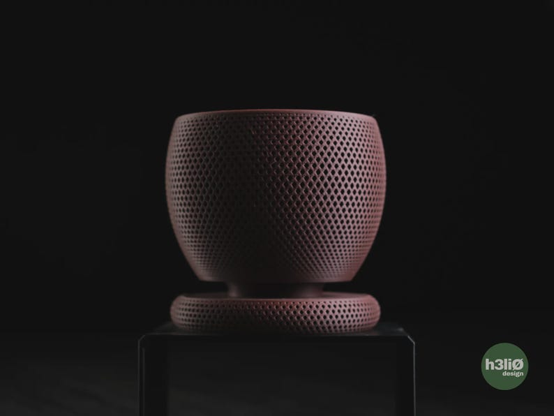 Puede incluir: Una maceta en forma de cuenco de color granate oscuro con una textura de celos&iacute;a de patr&oacute;n de diamante uniforme en toda su superficie exterior. La maceta se asienta sobre una base circular a juego con el mismo dise&ntilde;o perforado. Texto h3li&oslash; design.