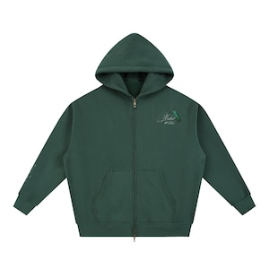 Puede incluir: Una sudadera con capucha y cremallera en color verde bosque oscuro, con capucha, mangas largas y dos bolsillos delanteros. En la parte superior izquierda del pecho, hay un pequeño gráfico de una botella de vidrio verde con el texto Wicked Witch.