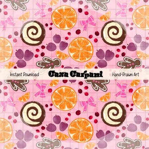 Könnte beinhalten: Ein digitales Muster mit Illustrationen von Orangenscheiben, Lebkuchenmännern, rosa Schleifen, dunkelvioletten Pflaumen und Schokoladenrollen auf einem hellrosa Gitterhintergrund. Der Text lautet Instant Download, Casa Carpani, Hand-Drawn Art.