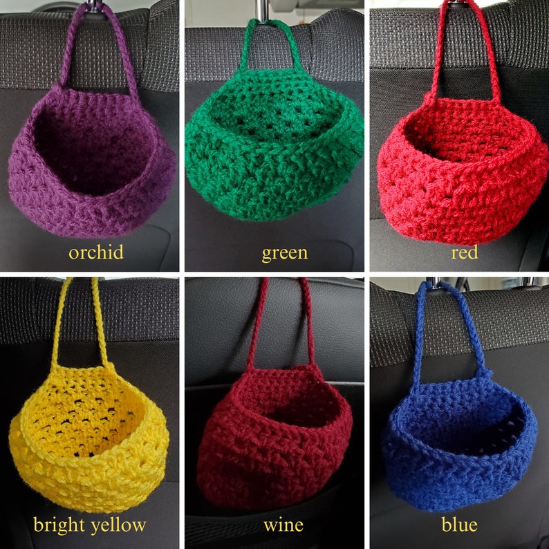 Op de afbeelding: Set van 10 gebreide hangmanden in verschillende kleuren, waaronder orchidee, groen, rood, felgeel, wijnrood en blauw. De manden zijn gemaakt van een zacht, getextureerd garen en zijn perfect om elke kamer een vleugje handgemaakte charme te geven.