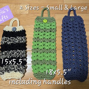 Puede incluir: Dos porta bolsas de supermercado de crochet en verde y azul con un porta bolsas a rayas blanco y negro. Los porta bolsas verdes y azules miden 18x5,5 pulgadas y el porta bolsas blanco y negro mide 15x5,5 pulgadas, todas las medidas incluyen las asas.  2 tama&ntilde;os - Peque&ntilde;o & Grande