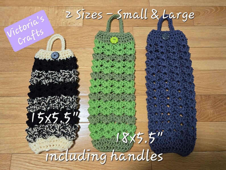 Puede incluir: Dos porta bolsas de supermercado de crochet en verde y azul con un porta bolsas a rayas blanco y negro. Los porta bolsas verdes y azules miden 18x5,5 pulgadas y el porta bolsas blanco y negro mide 15x5,5 pulgadas, todas las medidas incluyen las asas.  2 tama&ntilde;os - Peque&ntilde;o & Grande