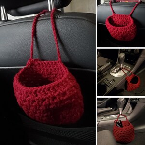 Op de afbeelding: Rode gehaakte hangende organizer voor een auto. De organizer hangt aan de hoofdsteun van een autostoel.