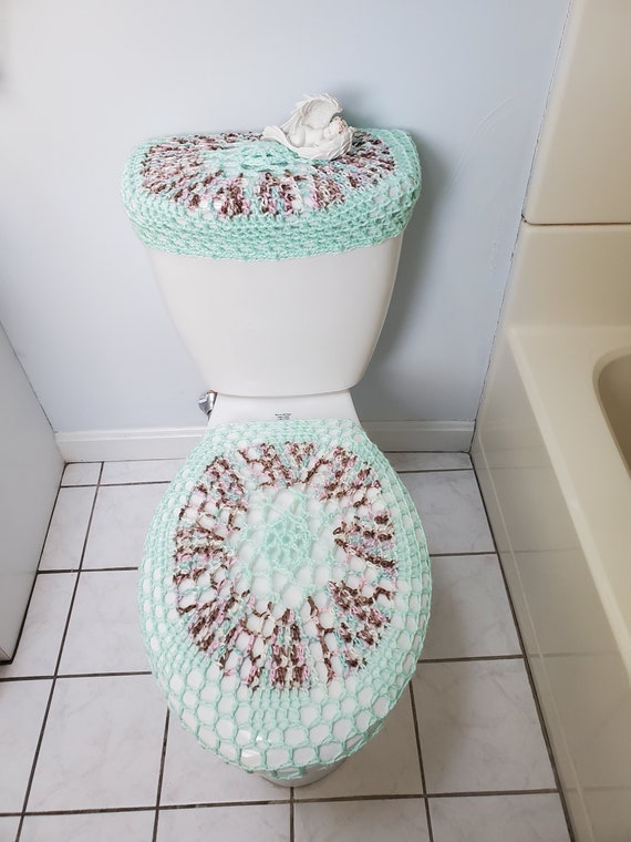 Un ensemble de 2 une housse de siège de toilette au crochet et une housse  de couvercle de réservoir, beauté de la salle de bain menthe/tea party  TTLTSC29U -  Canada