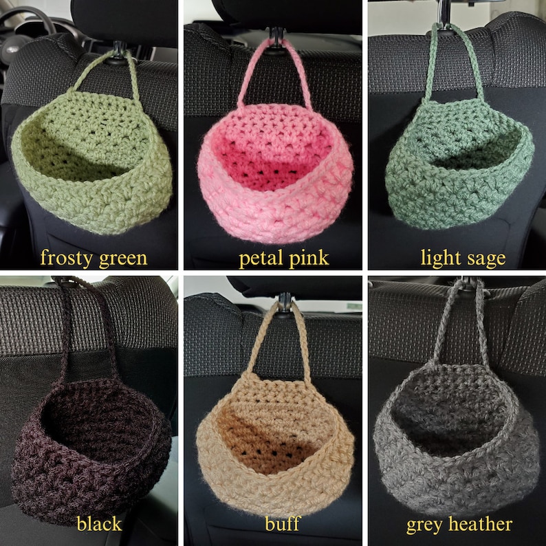 Op de afbeelding: Zes gehaakte autostoelorganizers in verschillende kleuren:  frosty green, petal pink, light sage, zwart, buff en grijs heather. Elke organizer hangt aan een hoofdsteunhaak.