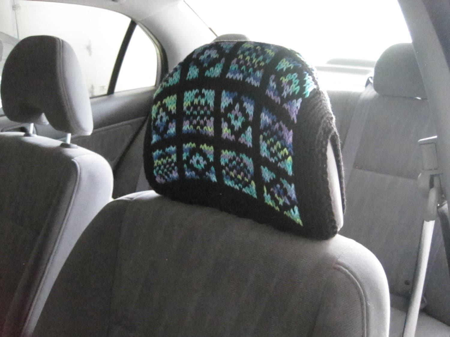  Chapeau drôle personnalisé pour couvre-chef de siège de voiture,  casquette de siège de voiture en tricot 3 trous, housse de protection  respirante pour repose-tête de voiture lavable. (4PCS-Noir)