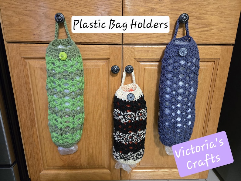 Puede incluir: Tres porta bolsas de pl&aacute;stico de ganchillo colgados en las puertas de los armarios. Los porta bolsas son verde, negro y blanco, y azul. El texto "Plastic Bag Holders" est&aacute; escrito encima de los porta bolsas. El texto "Victoria's Crafts" est&aacute; escrito debajo de los porta bolsas.