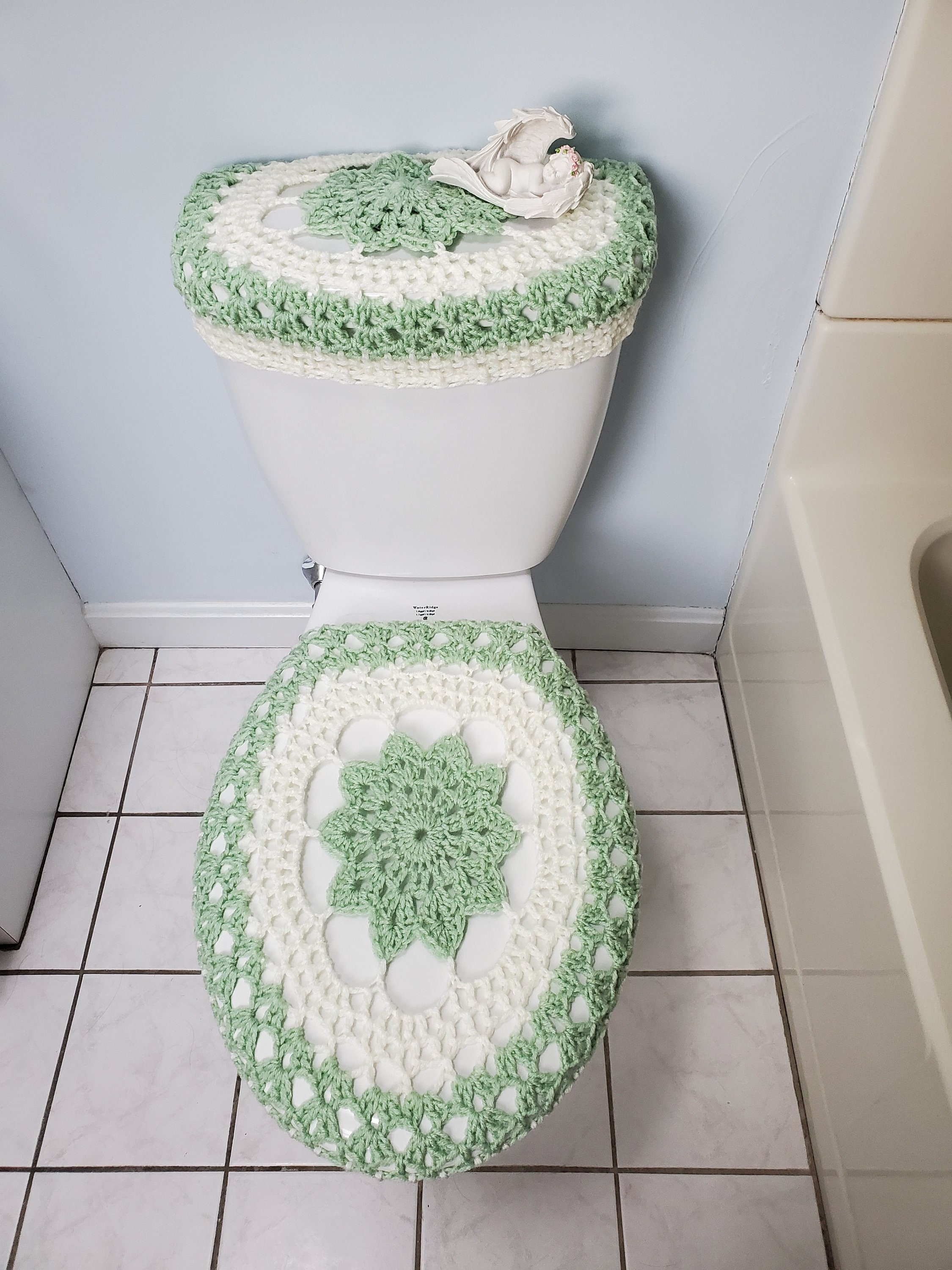 A set of 2 a crochet toilet seat cover and a tank lid cover honeydew/soft  white TTLTSC30P - .de