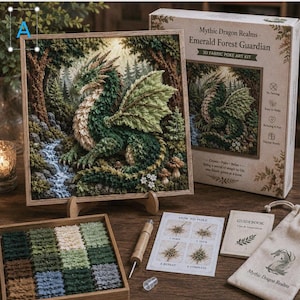 Puede incluir: Un kit de arte textil 3D titulado Mythic Dragon Realms Emerald Forest Guardian. Incluye una obra de arte enmarcada de un dragón verde, una herramienta de madera, una bandeja con cuadrados de tela de colores, instrucciones, guía y bolsa.