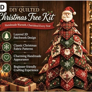 Op de afbeelding: Een DIY-set voor een gewatteerde kerstboom met een gelaagd 3D-patchworkontwerp en klassieke stoffen patronen in rood, groen en wit. De boom is bekroond met een kerstmanfiguur en versierd met sneeuwvlok-, hulst- en kerstsokmotieven.
