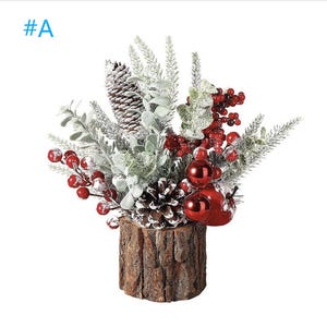 Può includere: Una composizione decorativa etichettata #A con una base cilindrica color corteccia marrone, riempita di pigne innevate, fogliame verde, bacche rosse e ornamenti sferici rossi lucidi, caratterizzata da diverse texture e colori vivaci.