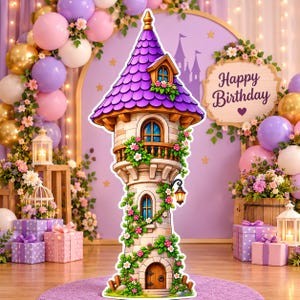 Op de afbeelding: Een hoge, cilindervormige stenen toren-uitsparing met een paars pannendak, een balkon, boogramen en een houten deur. De structuur is versierd met groene klimplanten en roze bloemen en dient als decoratieve rekwisiet voor een verjaardagsfeest.