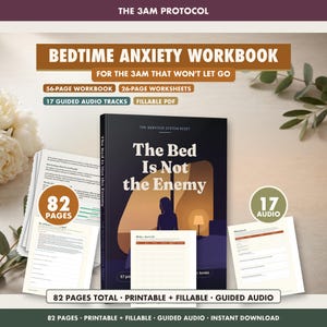 Könnte beinhalten: Ein digitales Produktset mit dem Titel The 3AM Protocol Bedtime Anxiety Workbook. Das Buchcover ist dunkelblau mit dem Text The Bed Is Not the Enemy und einer Illustration einer Person in einem Schlafzimmer. Enthält ein 56-seitiges Arbeitsbuch, 26 Arbeitsblätter und 17 Audio-Tracks.