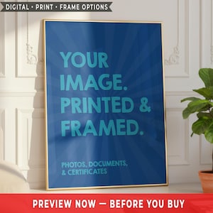 Pode incluir: Uma moldura retangular dourada contendo um cartaz azul com um padrão de raios de sol. O texto diz: YOUR IMAGE. PRINTED & FRAMED. PHOTOS, DOCUMENTS, & CERTIFICATES. Uma faixa no topo indica: DIGITAL PRINT FRAME OPTIONS.