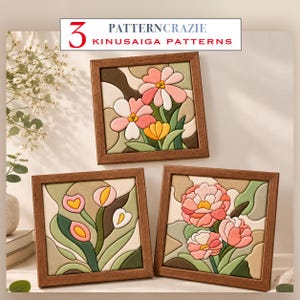 Pode incluir: Três peças de arte em tecido Kinusaiga emolduradas de forma quadrada com desenhos florais em tons de rosa, amarelo e verde. O texto no topo diz 3 PATTERNCRAZIE KINUSAIGA PATTERNS. Cada peça exibe seções de tecido segmentadas com contornos.