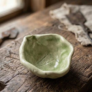 Handgemaakte groene keramische kom met craqueléglazuur, ringschaaltje van Wabi Sabi, rustieke pot, decoratie in bosstijl