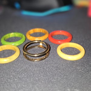 Vintage 1970-tals Avon Color Go Round utbytbara ringset - storlek 7,5 - Retro stapelbara harts- och guldfärgade armband Boho Statement-smycken