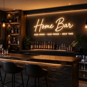 Può includere: Un bar domestico con un'insegna al neon giallo caldo che recita Home Bar, Good Drinks, Good Friends, Great Times. Il bar include un bancone in legno scuro, tre sgabelli neri, scaffali con varie bottiglie di vetro e un piccolo frigorifero.