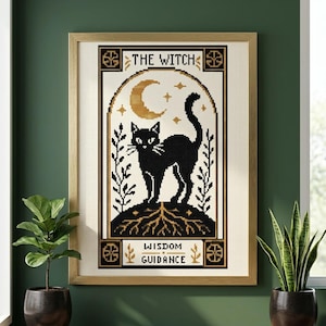 Può includere: Un ricamo a punto croce incorniciato raffigurante un gatto nero in piedi su radici sotto una mezzaluna e stelle dorate. Il disegno è racchiuso in un bordo ad arco con il testo THE WITCH in alto e WISDOM GUIDANCE nella parte inferiore.