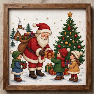 Könnte beinhalten: Ein gerahmtes Kreuzstichbild, das den Weihnachtsmann im roten Anzug zeigt, wie er einem Kind vor einem geschmückten Weihnachtsbaum ein Geschenk überreicht. Drei Kinder in Winterkleidung stehen im Schnee, umgeben von Geschenken und einem Haus.